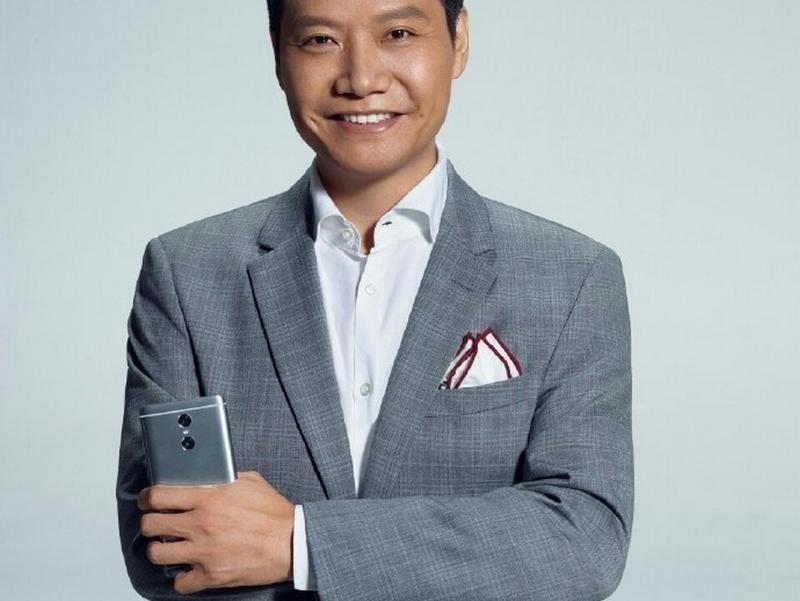 Существуют ли фотографии миллиардеров со смартфоном Xiaomi в руках