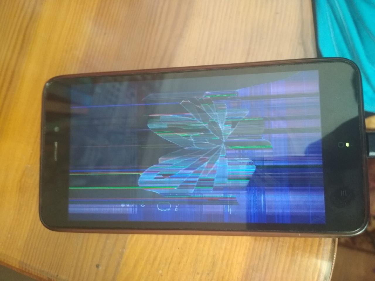 Телефон техно завис. Сломанный смартфон. Разбитый телефон. Экран разбитого телефона. Разбитый экран телефона Техно Спарк.